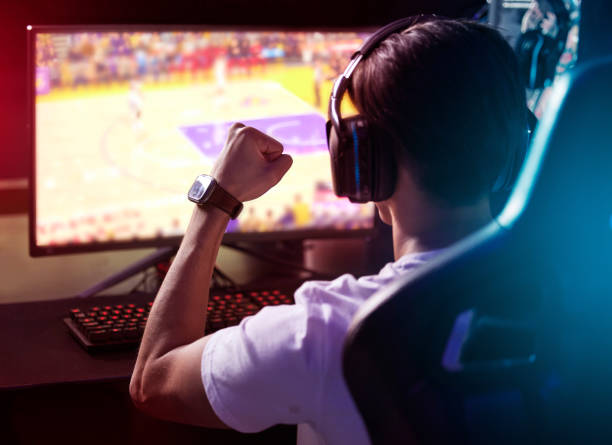 shot of a young man cheering while playing computer games - 电竞 個照片及圖片檔