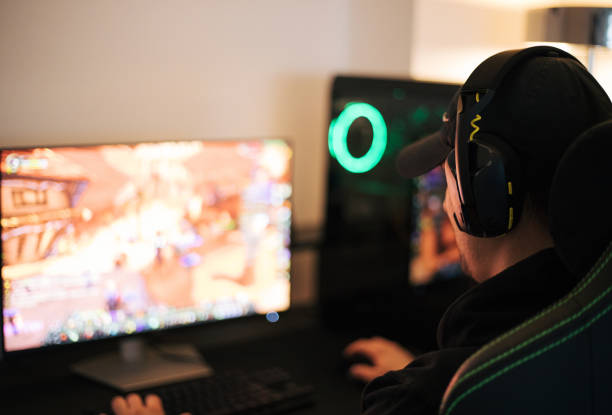 guy playing video games. - 电竞 個照片及圖片檔