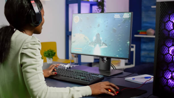 pro black woman gamer playing space shooter videogame - 电竞教育 個照片及圖片檔