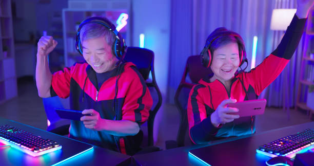 asian couple smartphone cyber sport - 电竞 個照片及圖片檔