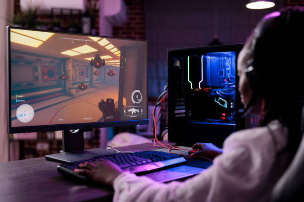 modern person playing video games tournament on computer - 电竞 個照片及圖片檔