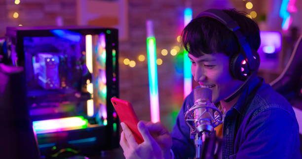 esport streamer plays mobile game - 电竞 個照片及圖片檔