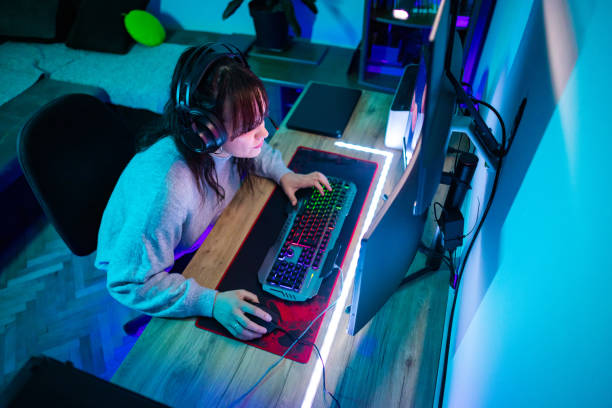 woman playing a video game - 电竞 個照片及圖片檔
