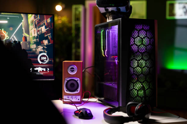 pc tower next to mouse, headphones, display and vr goggles in empty apartment - 电竞 個照片及圖片檔