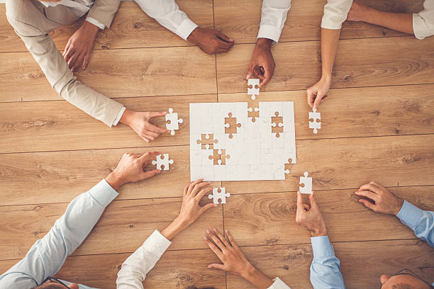business people finding solution together at office - 游戏 個照片及圖片檔