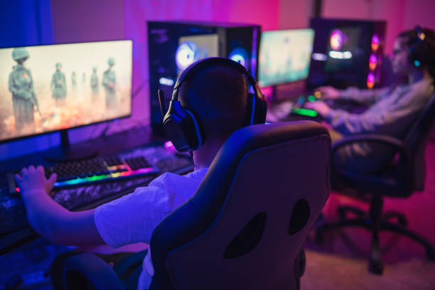 gamers competing in a video games tournament. - 电竞 個照片及圖片檔