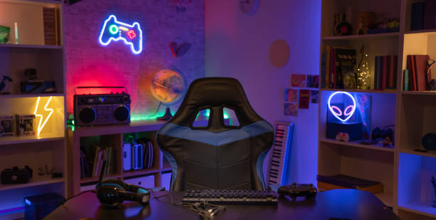 powerful personal computer gamer room with modern neon light banner with copy space for text - 电竞房间 個照片及圖片檔