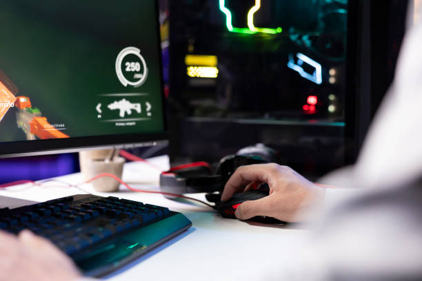 man using gaming mouse to enjoying coop fps videogame - 电竞 個照片及圖片檔